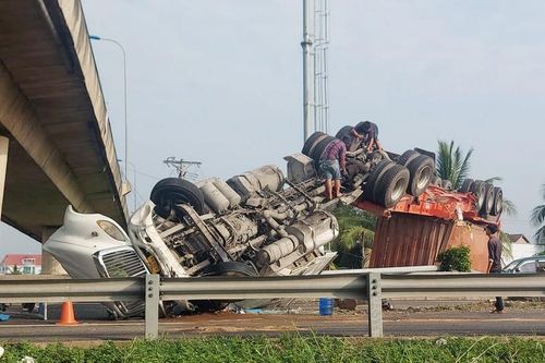 Xe container lật, cao tốc TP.HCM - Trung Lương ùn tắc 5 km