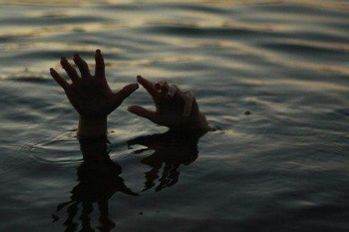 Rủ nhau tắm suối, hai anh em họ cùng đuối nước