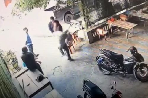 Chủ nhà bị nhóm đi ôtô đá gục