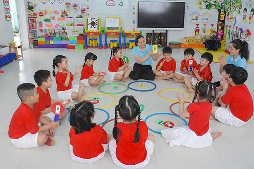 Vừa tái hòa nhập, vừa lo vào lớp 1