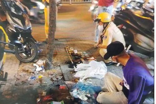 Bắt kẻ mang hai khẩu súng đi 'dạo' trên đường phố