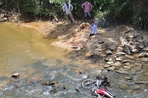 Quảng Nam: Phát hiện người đàn ông tử vong dưới suối cùng xe máy