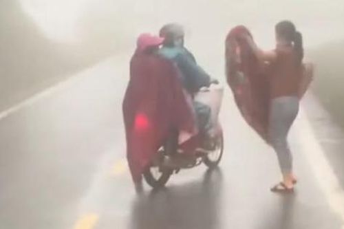 Hành động ấm áp của tài xế xe tải khi gặp vợ chồng chở con nhỏ giữa trời mưa rét