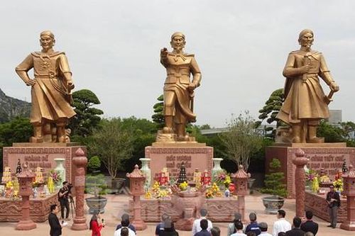 Dâng hương tưởng nhớ các anh hùng dân tộc tại Khu di tích Bạch Đằng Giang