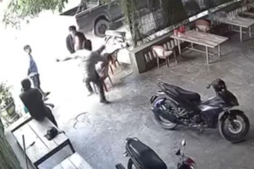 Người đàn ông bất ngờ bị nhóm người tung cước đá gục tại chỗ
