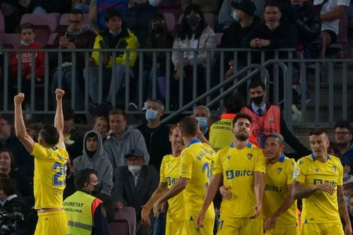 Thua sốc Cadiz, Barcelona đầu hàng Real Madrid