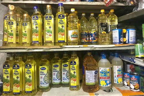 Hàng loạt sản phẩm tiêu dùng tăng giá, chủ tiệm tạp hóa lo lắng