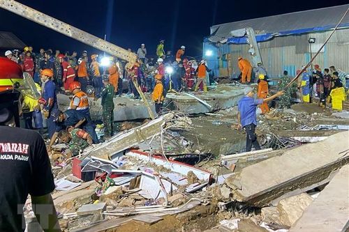 Indonesia tiếp tục tìm người sống sót trong vụ sập tòa siêu thị mini