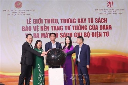 Giới thiệu, trưng bày Tủ sách Bảo vệ nền tảng tư tưởng của Đảng