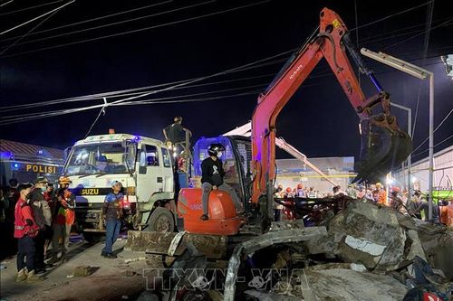 Indonesia tiếp tục tìm kiếm người sống sót trong vụ sập siêu thị mini