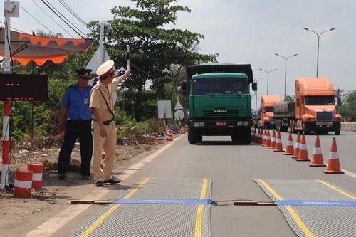 Chở quá tải qua cầu Thăng Long, nhiều tài xế bị xử lý
