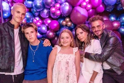 Sinh nhật mẹ Victora, cô nhóc Harper Beckham 'đánh cắp' sự chú ý