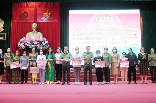 Hòa Bình: 13 trẻ mồ côi và trẻ có hoàn cảnh đặc biệt khó khăn được nhận đỡ đầu