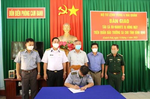 Tàu KN473 lai dắt tàu cá gặp nạn từ Trường Sa về bờ an toàn