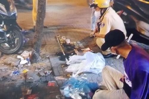 Giắt súng cạp quần lẫn túi xách đi... dạo phố