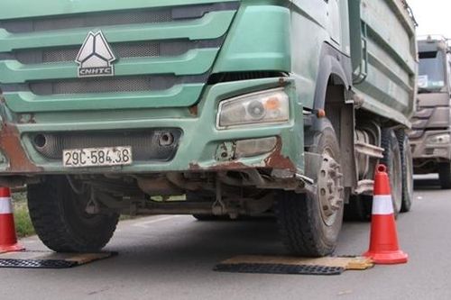 Chở quá tải qua cầu Thăng Long, 33 tài xế bị tước giấy phép lái xe