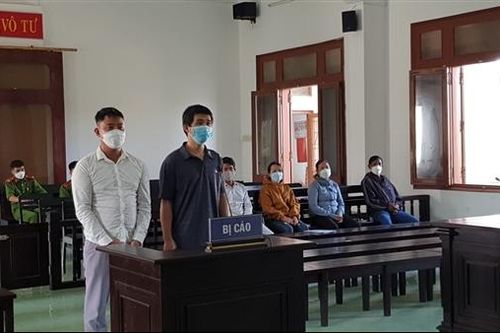 Mua bán súng và giả mạo giấy tờ, hai bị cáo lãnh án tù