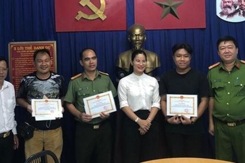 Khen thưởng thầy giáo Đại học ANND khống chế tên cướp có 5 tiền án, nhiễm HIV