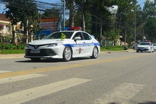 Công an Lâm Đồng ra quân bảo vệ an toàn giao thông mùa du lịch hè