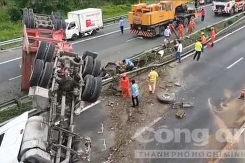 Xe đầu kéo tông loạn xạ rồi lật ngửa trên cao tốc TPHCM-Trung Lương