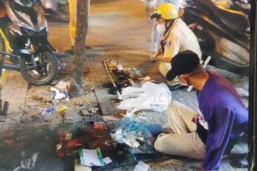 CSGT TPHCM kiểm tra thanh niên chạy xe máy vi phạm, thu giữ 2 khẩu súng