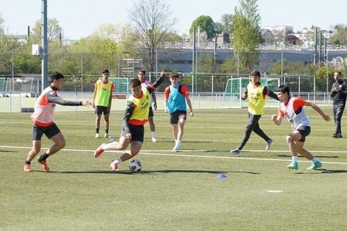 Cựu vua phá lưới Bundesliga khen 2 cầu thủ U17 Việt Nam