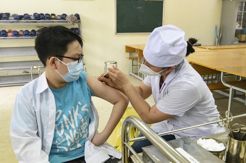 Trẻ 5-11 tuổi có thể gặp phản ứng gì sau tiêm vaccine COVID-19?