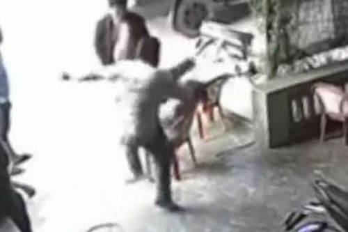 Phẫn nộ clip người đàn ông gục tại chỗ sau khi bị 2 người đá vào mặt