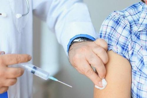 Bị vợ bắt quả tang ngoại tình ngay tại nơi tiêm chủng vaccine Covid-19
