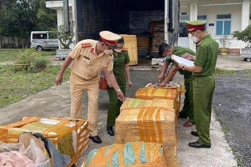 'Bí mật' bên trong 19 thùng xốp được vận chuyển trên ô tô đi về từ của khẩu