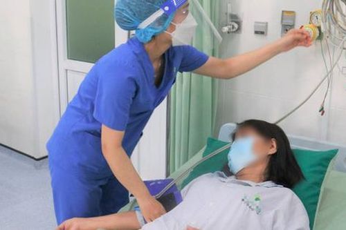 Đau thắt ngực, phản vệ độ 3 chỉ 5 phút sau bôi kem làm trắng da