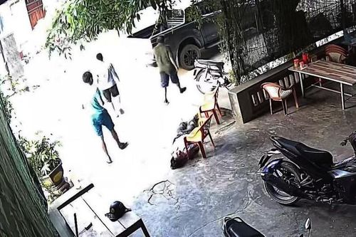 Công an triệu tập 2 kẻ 'tung cước' đánh người đàn ông trước cửa nhà