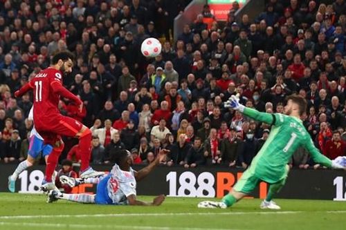 Đè bẹp MU, Liverpool vươn lên đứng đầu Premier League