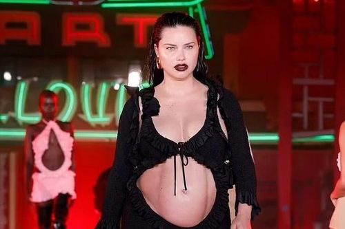 Siêu mẫu nội y Adriana Lima catwalk khi mang thai