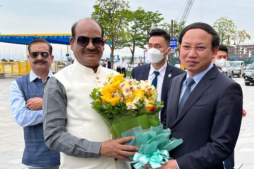 Chủ tịch Hạ viện Cộng hòa Ấn Độ Om Birla và đoàn đại biểu Nghị viện Cộng hòa Ấn Độ thăm vịnh Hạ Long
