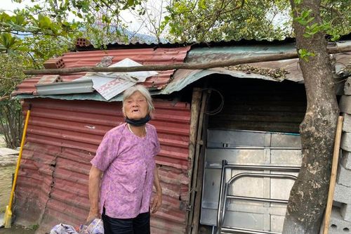 Kỳ bí túp lều hoang của cụ bà trên đỉnh núi Hoành Sơn