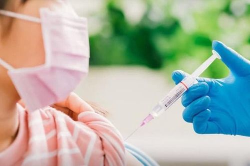 Trẻ sau tiêm vắc xin Covid-19 xuất hiện những dấu hiệu này cần đưa đến viện ngay