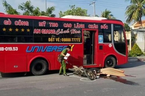 Xe máy va chạm 2 xe khách, 1 phụ nữ tử vong tại chỗ trên Quốc lộ 1