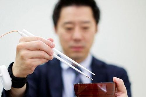Nhật Bản phát triển đũa điện tử tăng vị mặn thức ăn