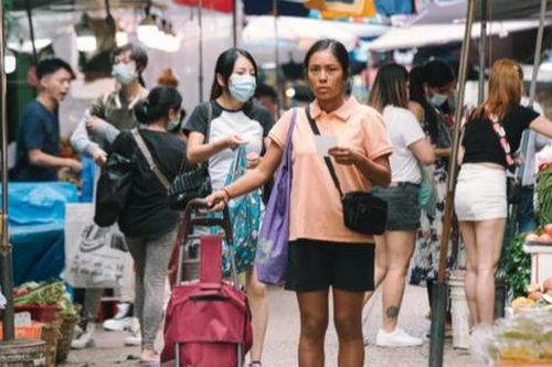 Nữ diễn viên Hồng Kông lên tiếng xin lỗi vì bôi đen da để vào vai người giúp việc Philippines