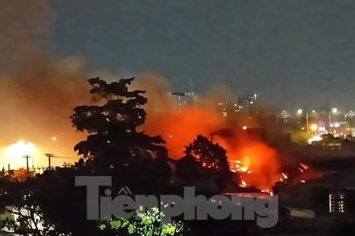 Xưởng gỗ cháy ngùn ngụt trong đêm, cảnh sát đập cửa từng nhà để sơ tán dân
