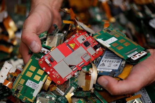 Tái chế iPhone thu về nhiều vàng hơn khai thác quặng