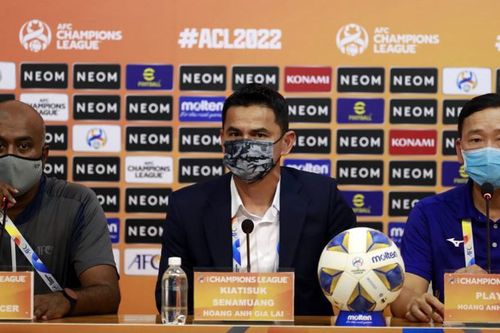 HLV Kiatisak tiếc nuối sau trận hòa Sydney FC; Fan Liverpool có hành động cực đẹp động viên Ronaldo