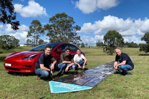 Australia thử nghiệm pin Mặt Trời in cho xe điện của Tesla