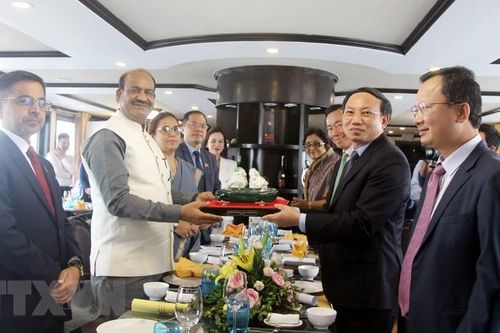 Chủ tịch Hạ viện Cộng hòa Ấn Độ Om Birla thăm vịnh Hạ Long