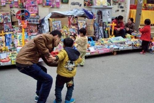 Con trai hễ đi qua hàng đồ chơi là khóc ầm ĩ đòi mua, bà mẹ tung 'độc chiêu' khiến bé ngoan ngoãn