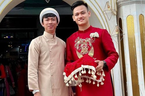 Đăng ảnh đưa Hồ Tấn Tài 'lên xe bông', Hồ Việt Trung bị netizen giục cưới