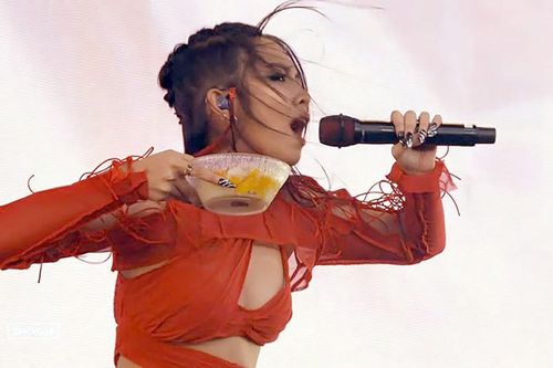 Nữ nghệ sĩ vừa biểu diễn trên sân khấu vừa ăn xôi xoài nước cốt dừa trước hàng nghìn khán giả