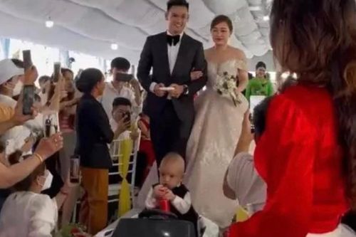 Hồ Tấn Tài hạnh phúc đón cả vợ và con về dinh trong ngày cưới