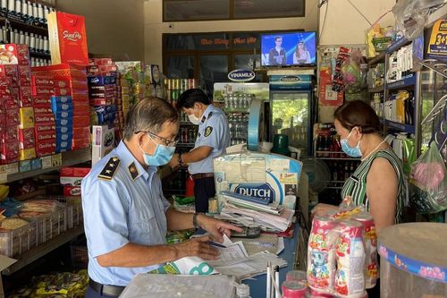Cục QLTT Quảng Ngãi ra quân kiểm tra thị trường trong 'Tháng hành động vì an toàn thực phẩm'